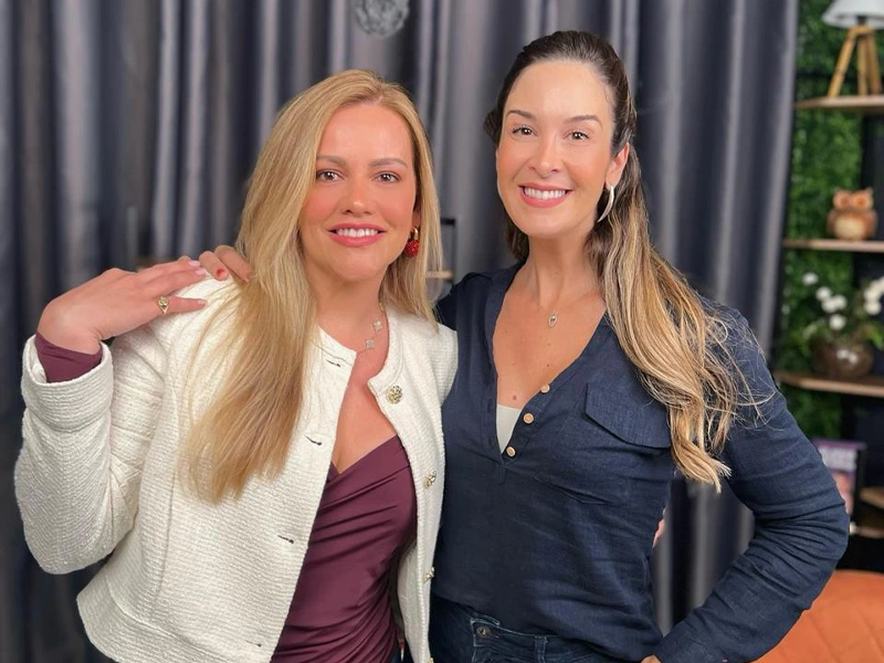 A numerologa Paula Medeiros ao lado da psicóloga Pamela Magalhães
