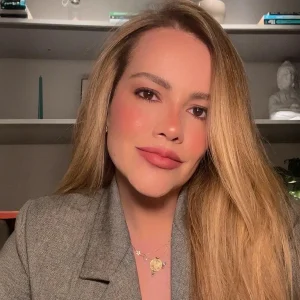 astrologa Paula Medeiros olhando para camera
