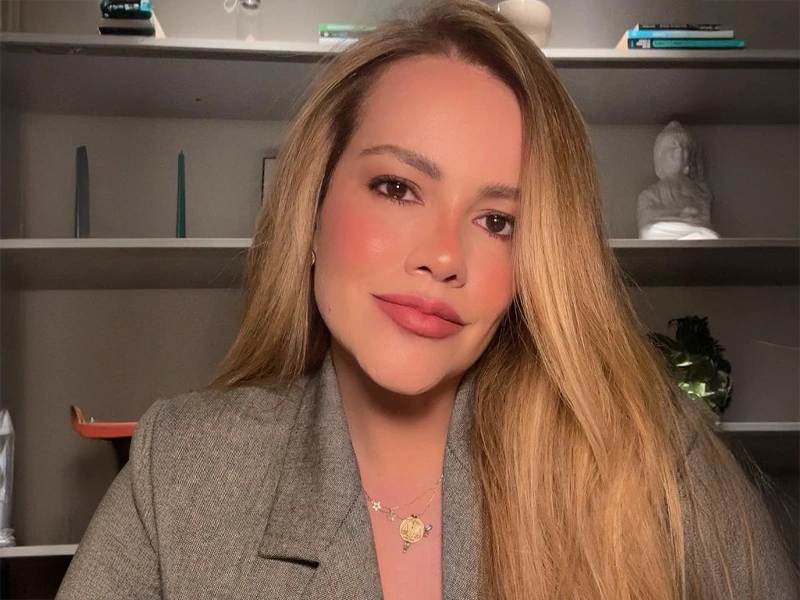 astrologa Paula Medeiros olhando para camera